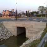 Il canale consortile sottopassa la via Gobbi utilizzando gli scatolari. Non essendo il canale abbastanza ampio, lo scatolare è stato posato in senso verticale per poter mantenere la massima portata.