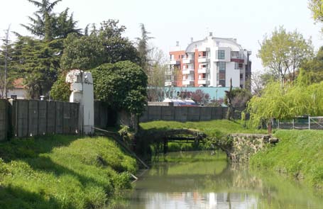 Foto 3. Ramo nord, il ponte del Castelvecchio giace in avanzato stato di abbandono.