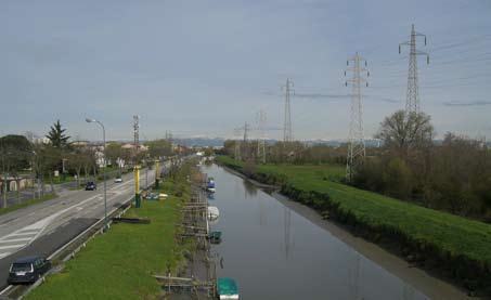 Foto 6. L’Osellino rettificato scorre parallelo a viale Vespucci. A destra il bosco di Mestre “Osellino”.