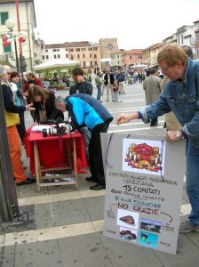 3 Marzo 2007. I Comitati raccolgono firme in piazza a Mestre 